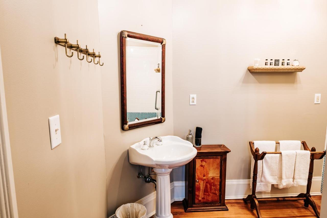 Heritage House Bed & Breakfast - Boutique Adults-Only Inn 오펠리카 외부 사진